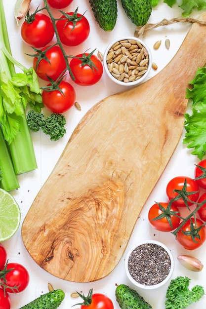 Zbliżenie świeżych składników na desce